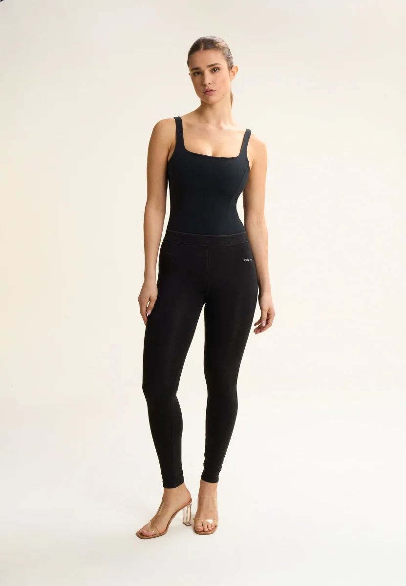 Breathable bodysuit with figure-enhancing seams - Bild 4
